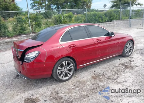 2016 Mercedes-Benz C 300 Luxury z USA, uszkodzony, nr VIN WDDWF4JBXGR141069